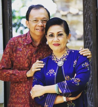 Gubernur Bali I Wayan Koster dan istrinya Ni Luh Putu Putri Suastini. (Instagram @kostergubernurbali)